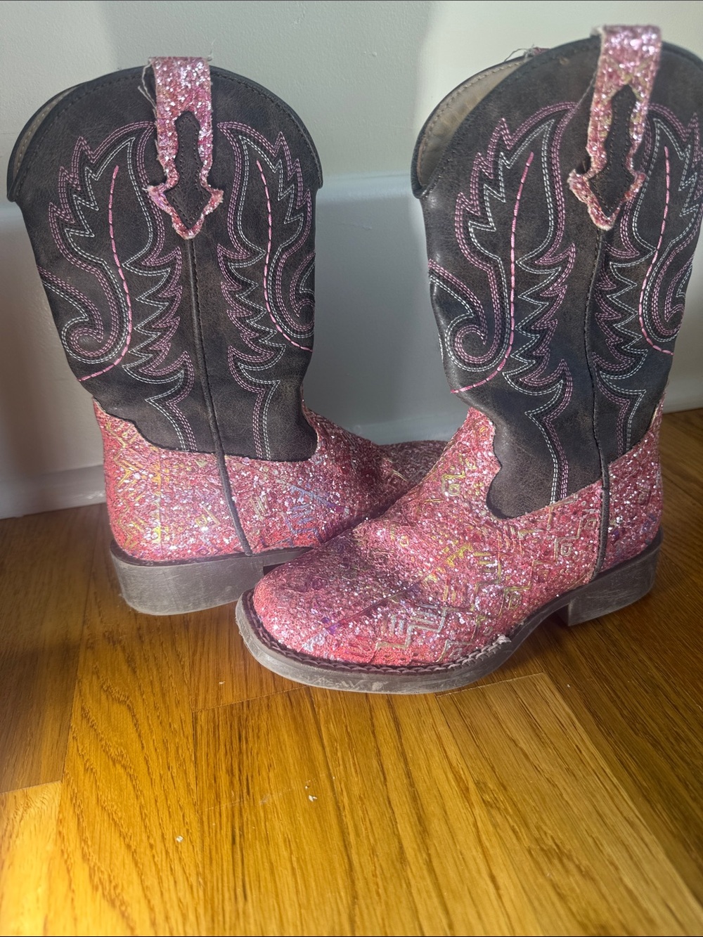 Kids Roper Pink Glitter & Black Western Boots. Sparkly with fun embroidery.